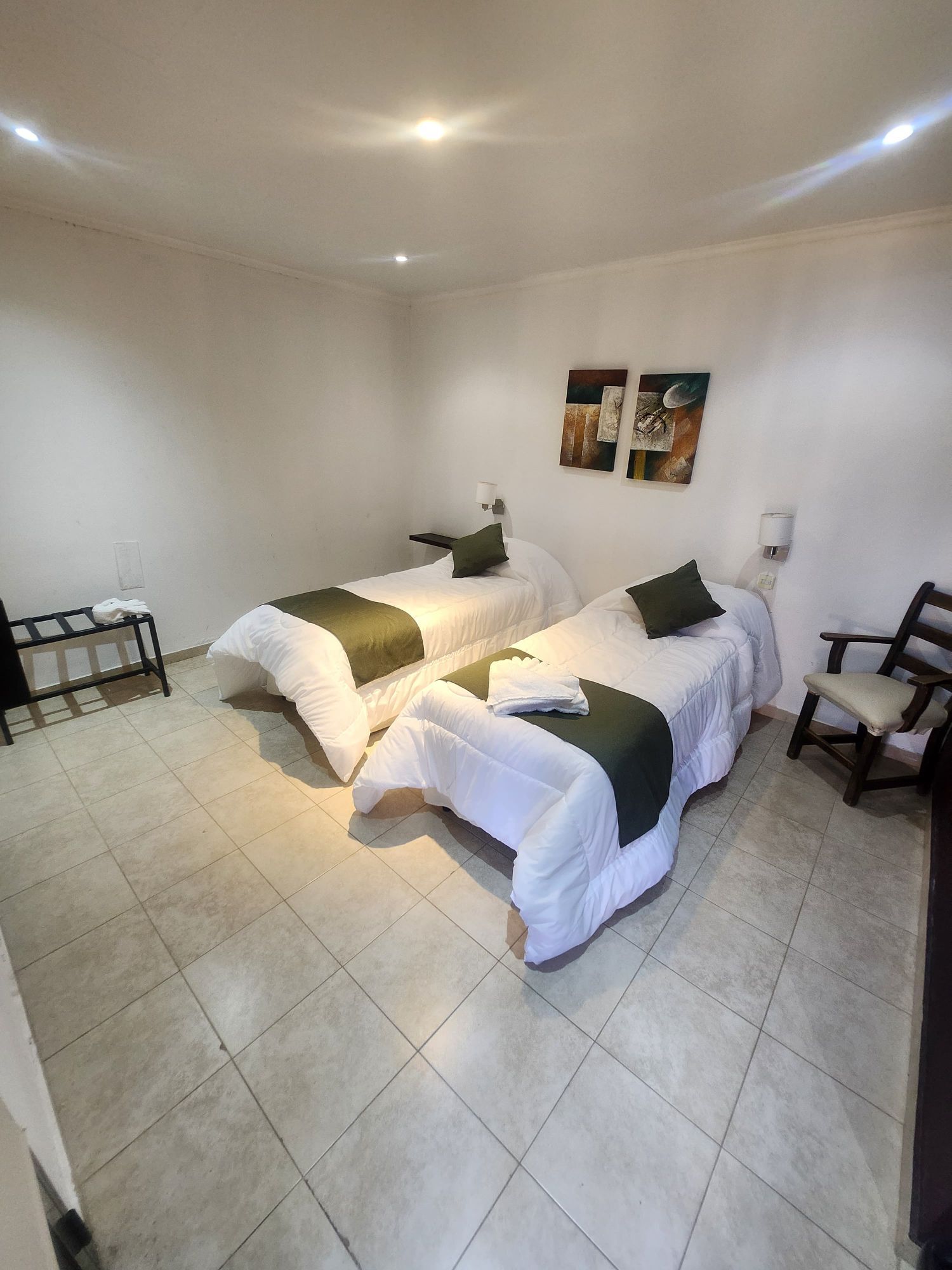 Habitación luminosa con tres camas
