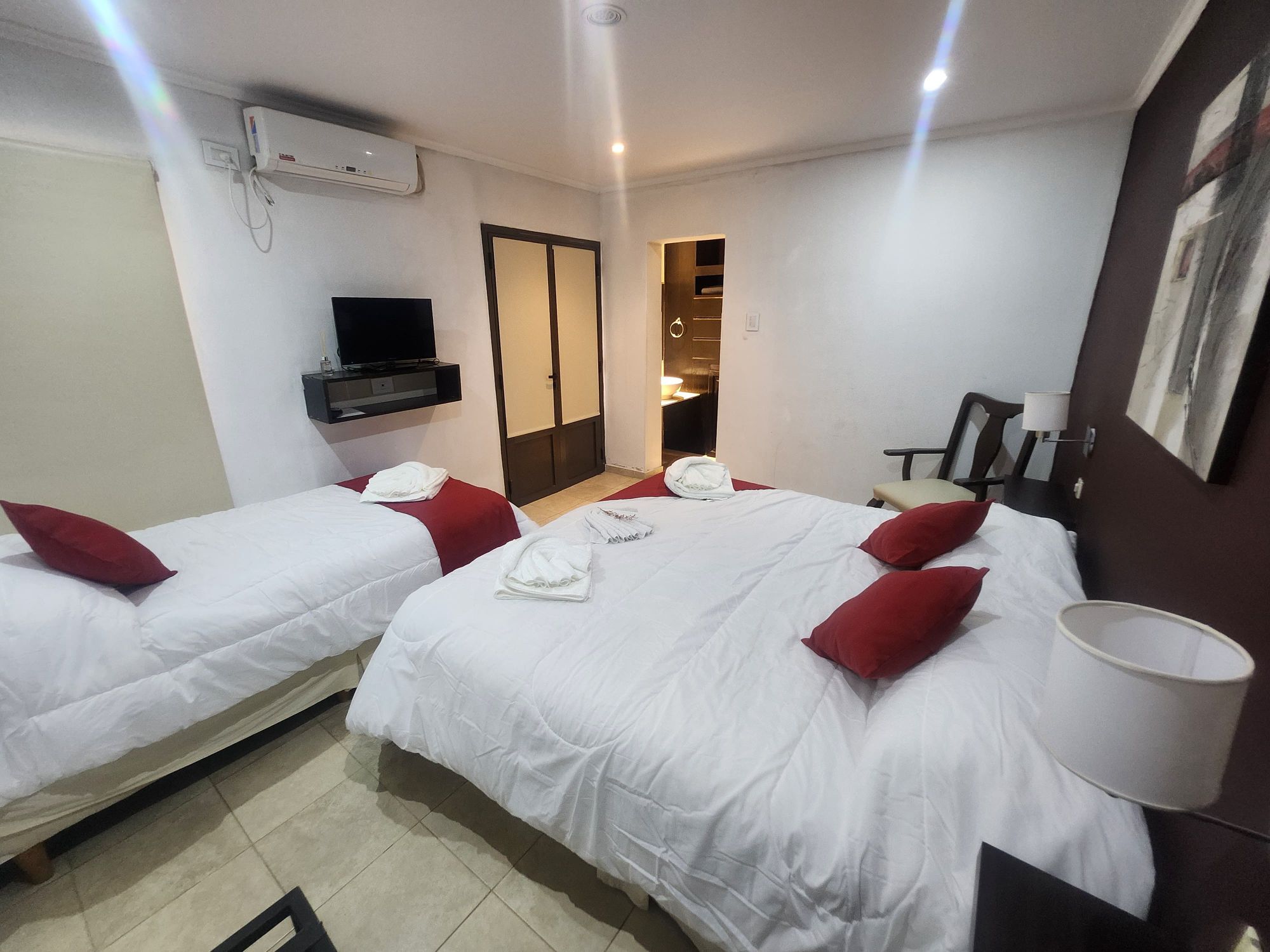 Habitación con cama matrimonial y cama individual
