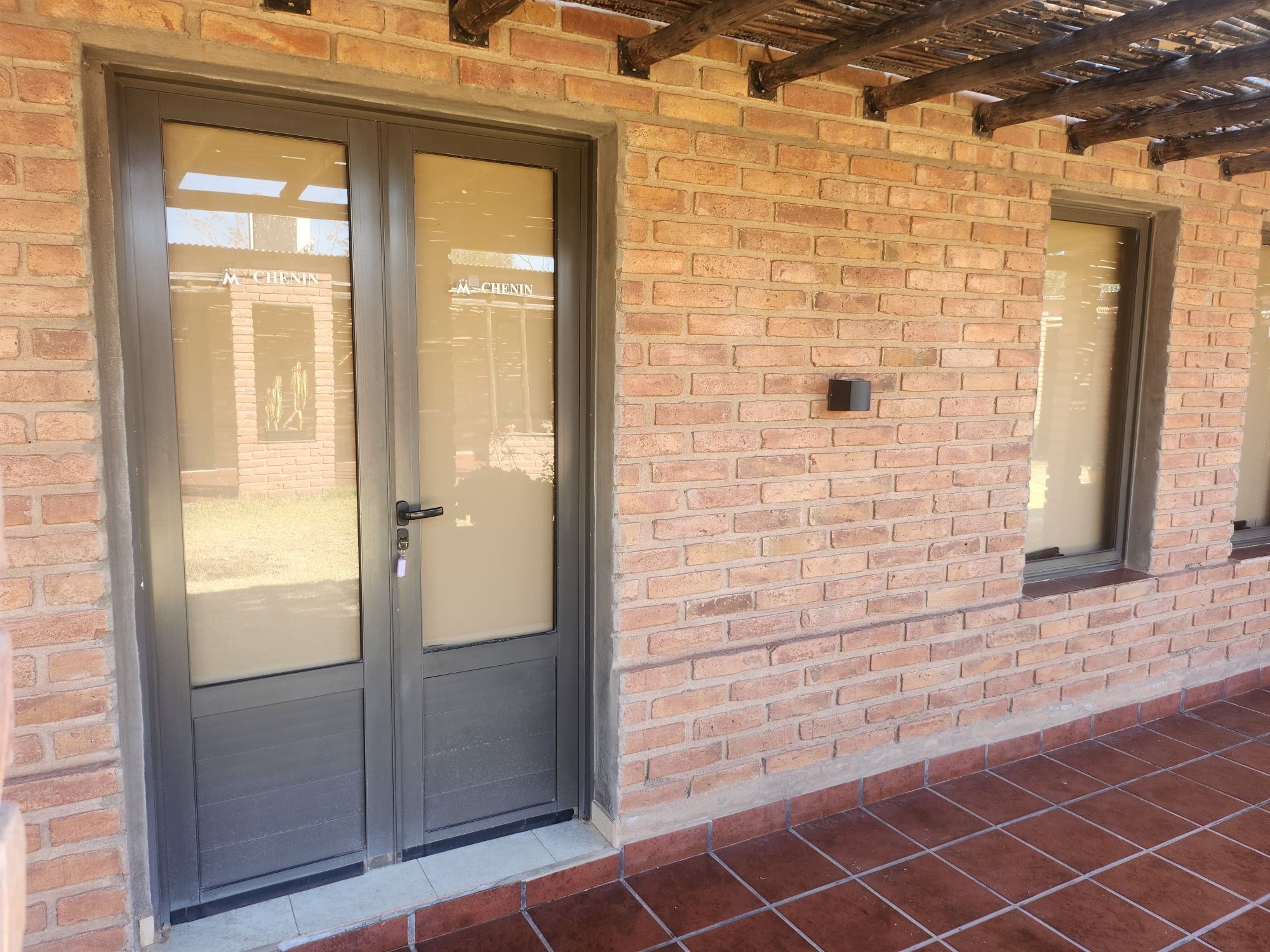 Galería exterior frente a las habitaciones