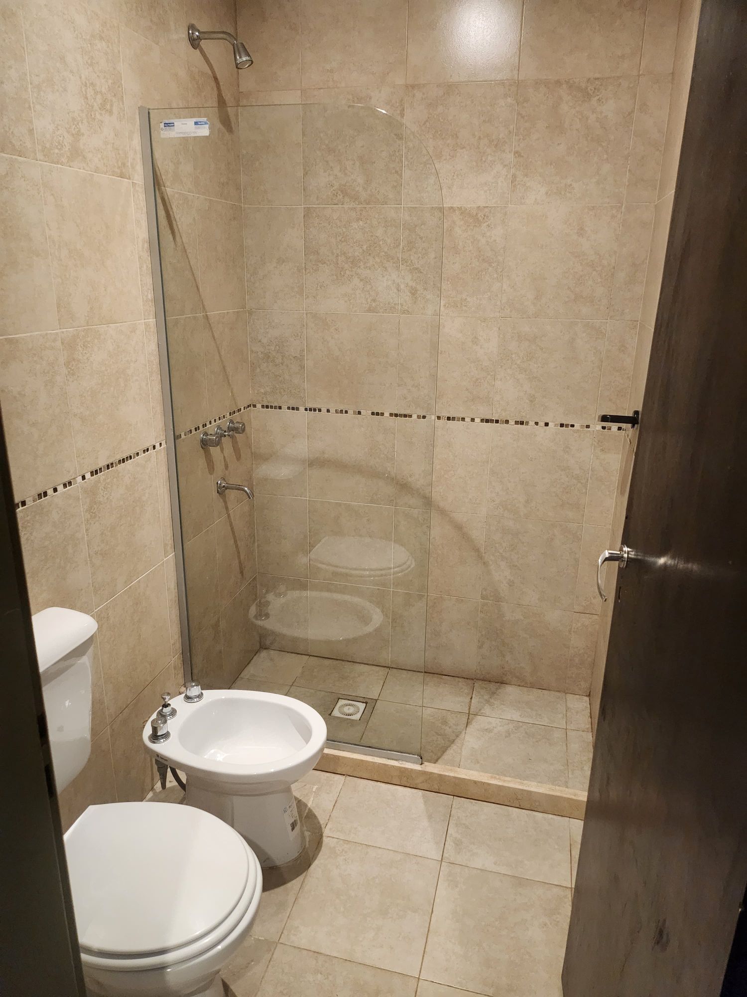 Baño privado revestido en tonos claros