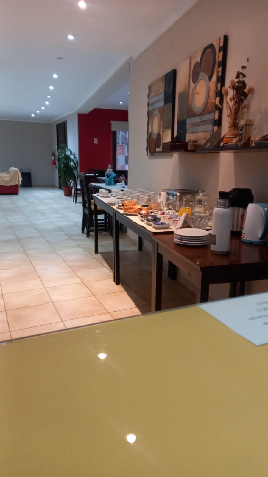 Comedor preparado para el desayuno