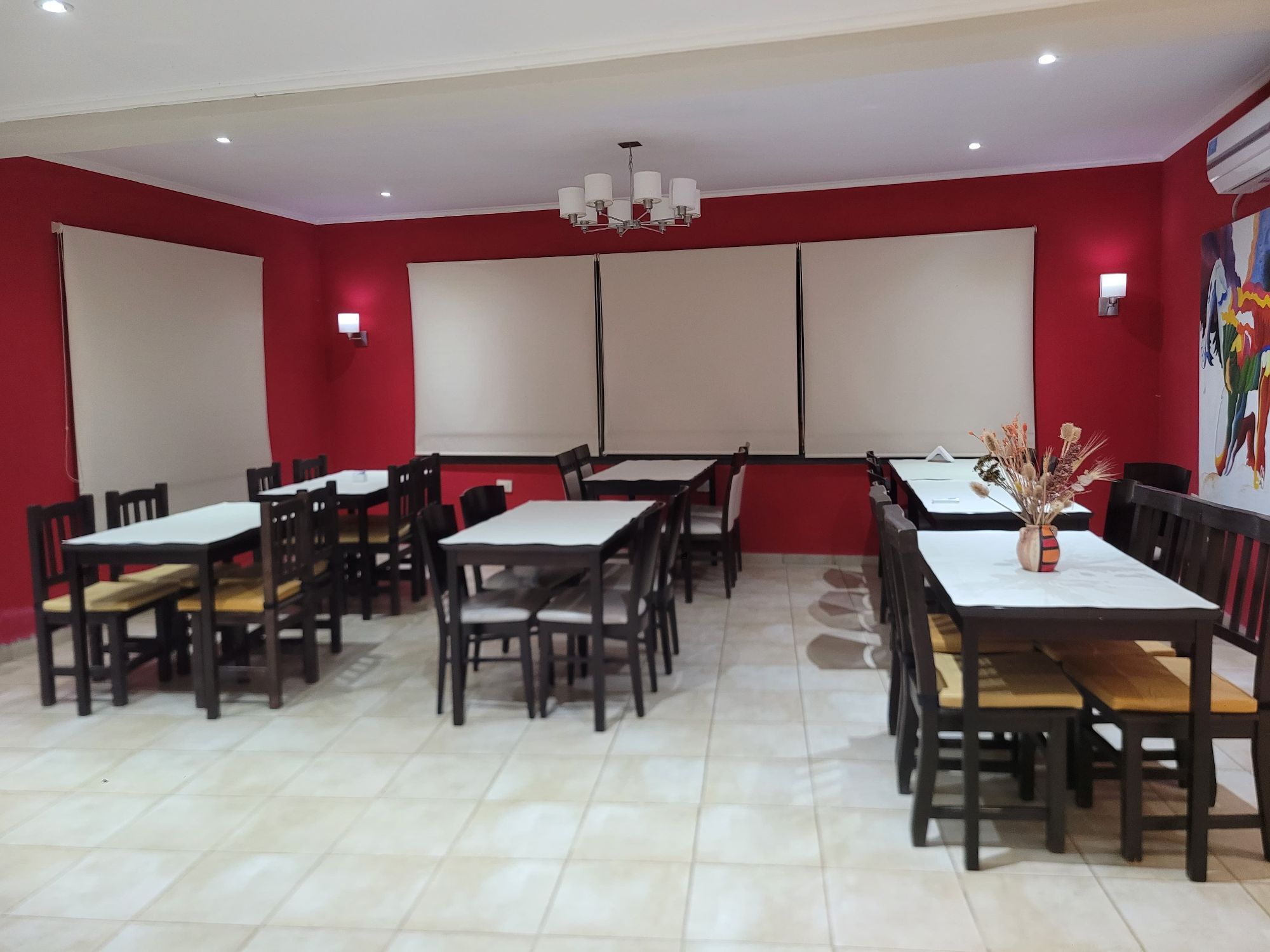 Salón comedor con paredes rojas