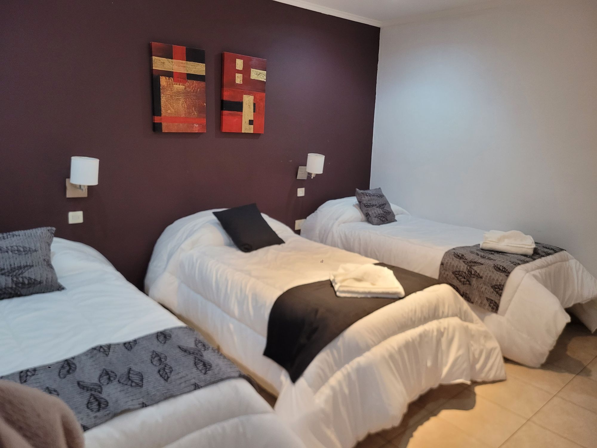 Habitación cuádruple con cuatro camas individuales