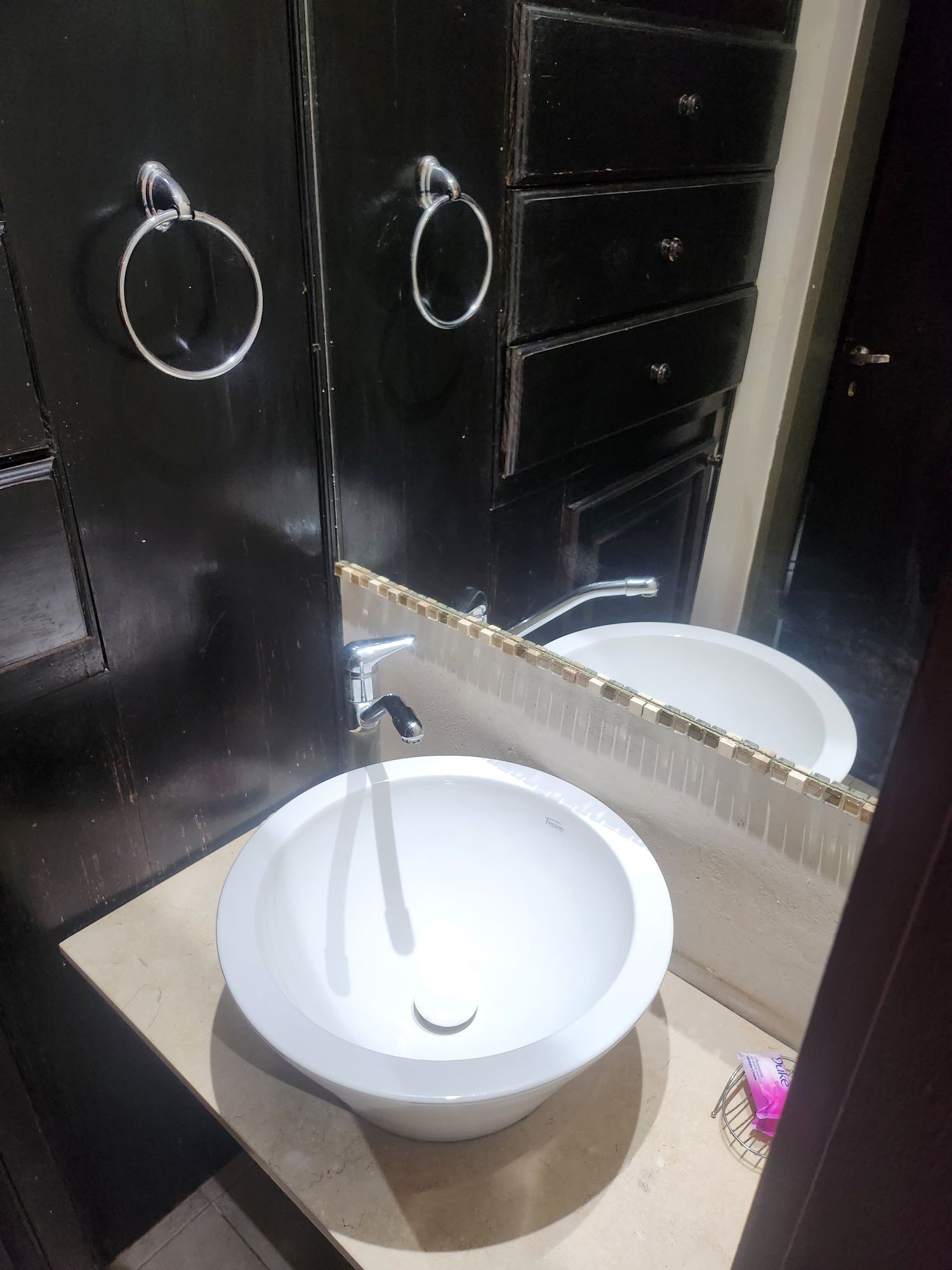 Lavabo de baño con revestimiento oscuro