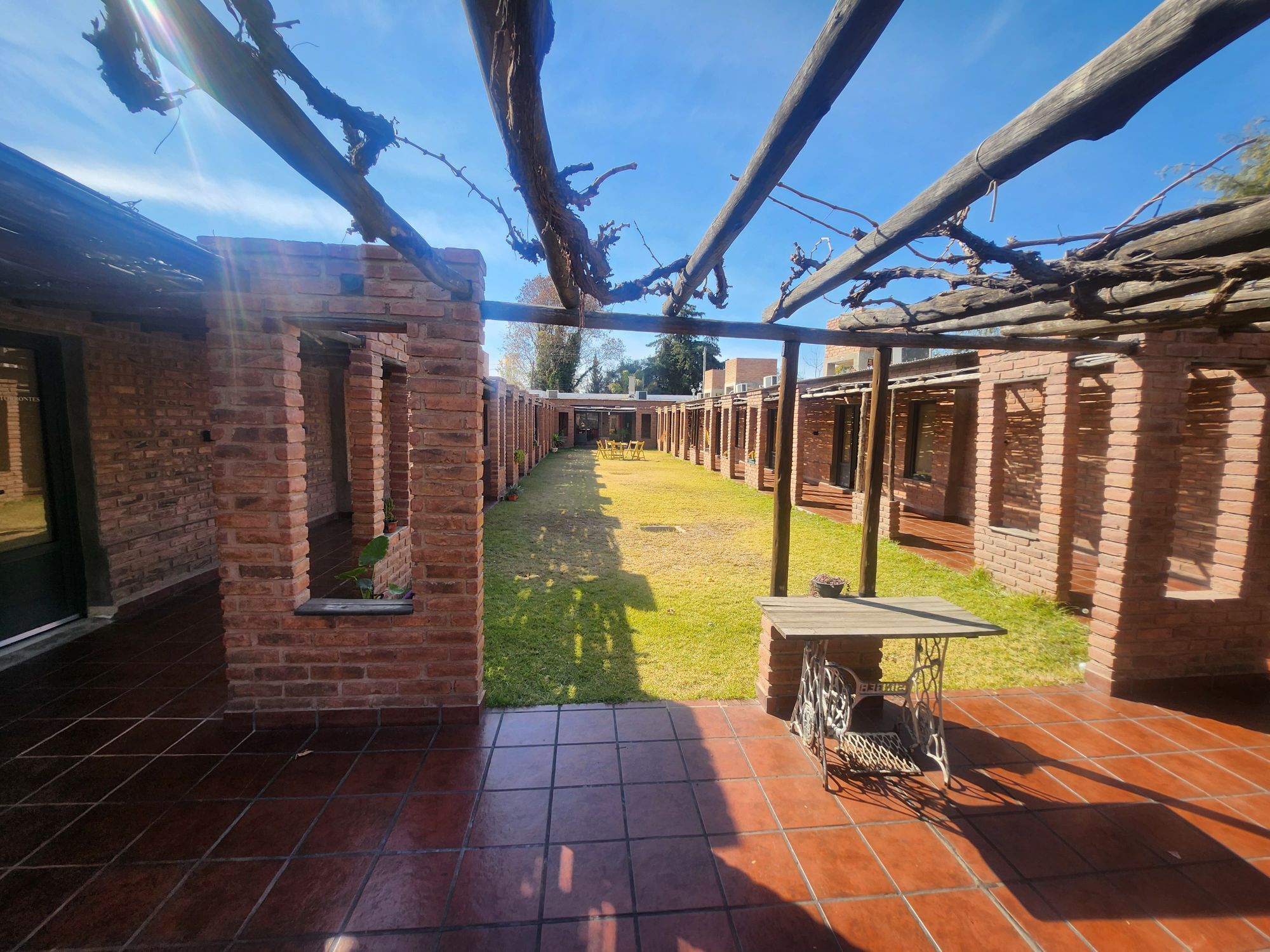 Patio interior con parra y galerías